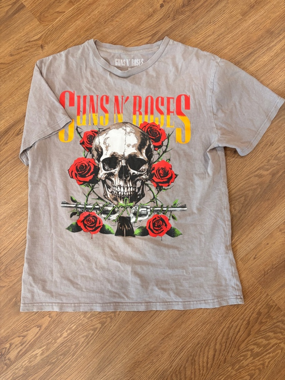 Guns N' Roses Cotton Skull & Roses Graphic Tee — Gray with Red & Yellow Print
